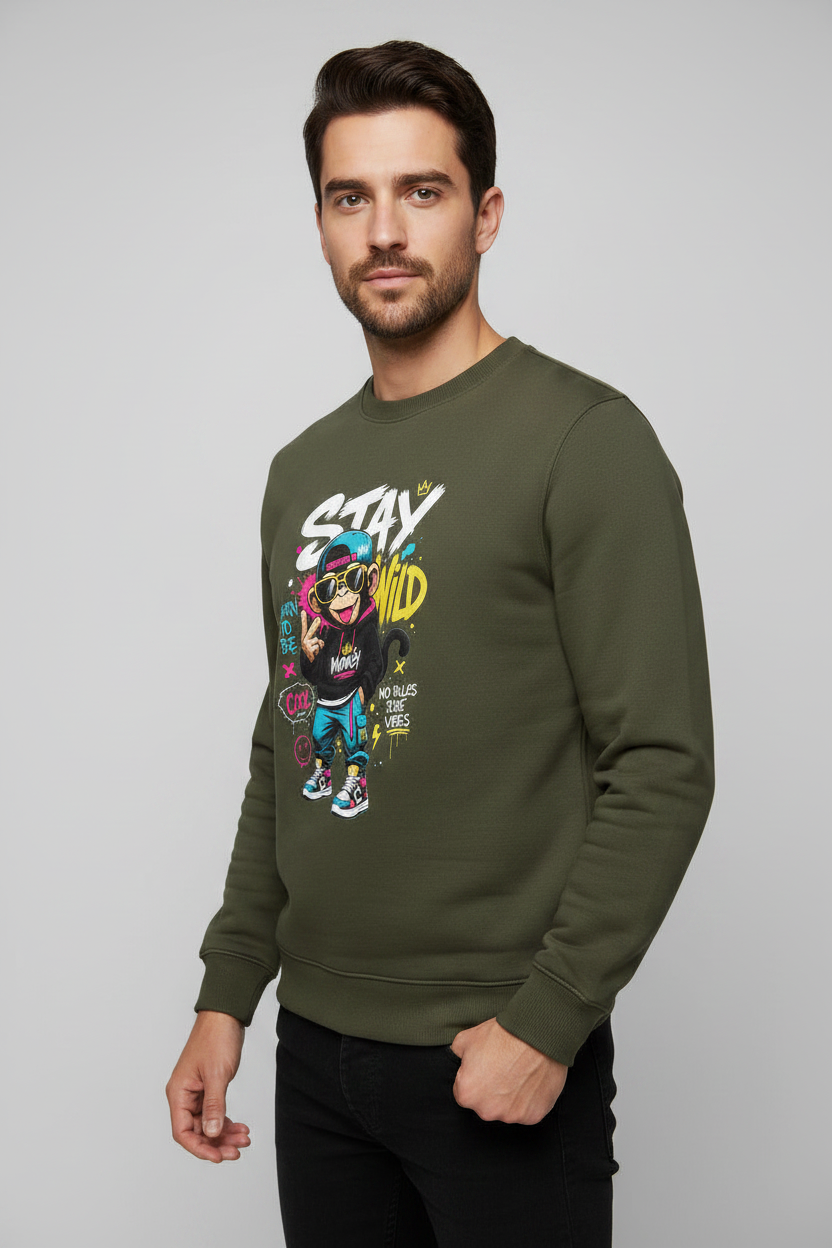 Stay Wild Sweatshirt Olive Green – 45° Front Right